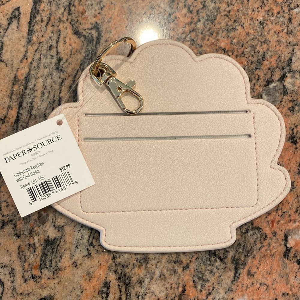 Paper Source Cream Seashell Key & Card Holder - Picture 2 of 2